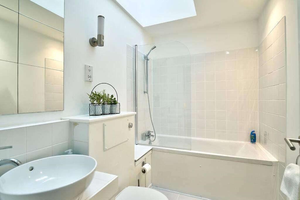 Townhouse With Roof Terrace And Parking *