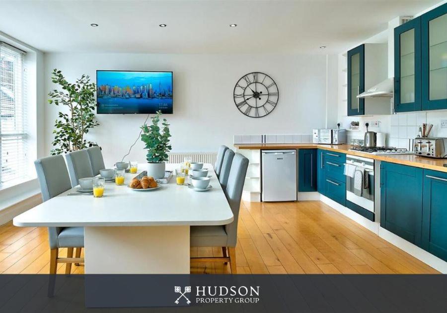 Townhouse With Roof Terrace And Parking